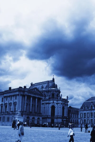 Storm clouds over a palace — Stock Photo, Image