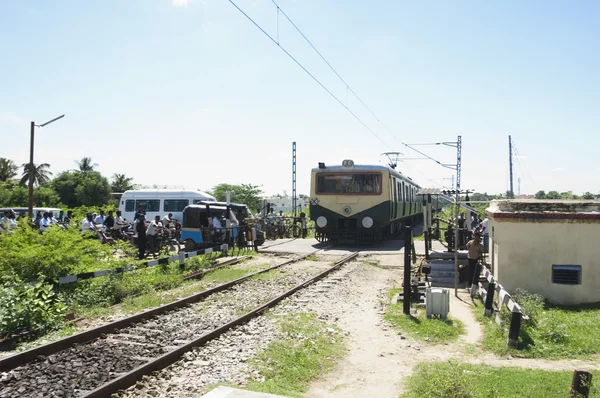 Train de voyageurs circulant sur les voies ferrées — Photo