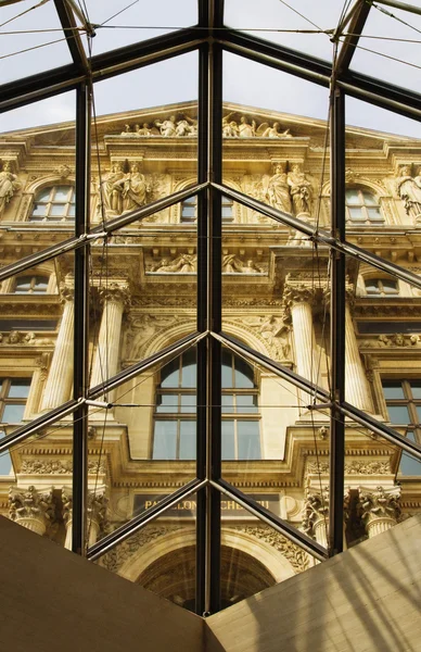 卢浮宫玻璃金字塔 — 图库照片