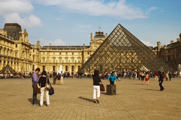 Turistas perto da Pirâmide do Louvre — Fotografia de Stock