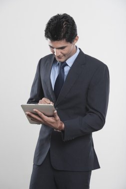 işadamı dijital tablet kullanma