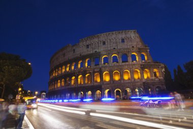 colosseum önünde gece trafik