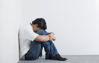 baş köşede oturuyor öğrenci