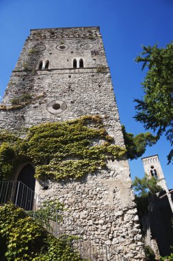 Bir kilisenin düşük açılı görüntüsü