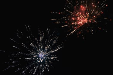 Geceleri havai fişek gösterisi