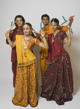 çiftler dandiya gerçekleştirme