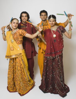 çiftler dandiya gerçekleştirme