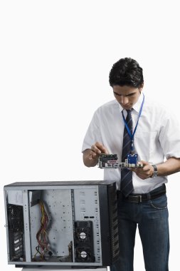 Öğrenci bilgisayar kurulu incelenmesi