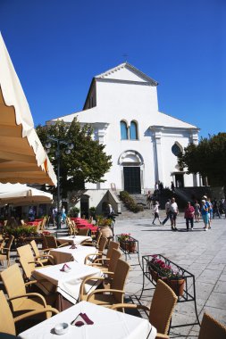 arka planda bir kilise ile kaldırım kafe
