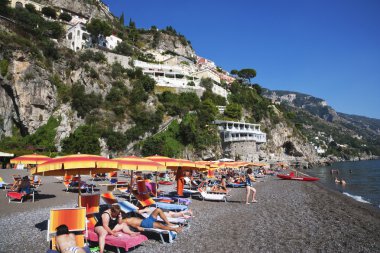 Kumsalda turistler