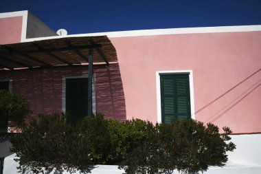 bir evin kapalı pencere