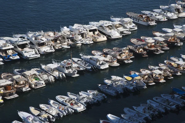 Boats at a harbor — Stock Photo, Image