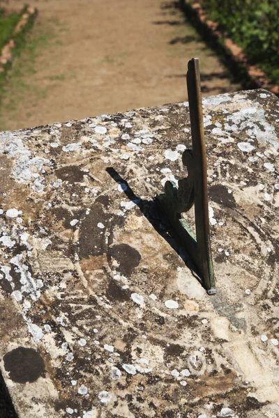 Reloj de sol en un jardín —  Fotos de Stock