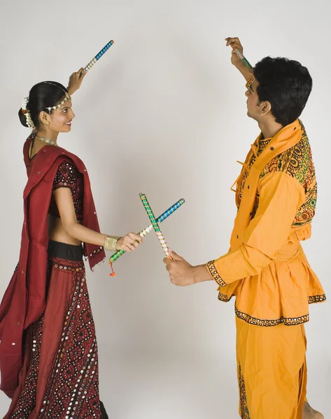 Casal realizando dandiya — Fotografia de Stock