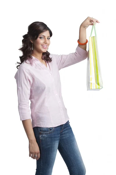 Mujer llevando una bolsa de compras — Foto de Stock