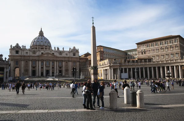 Turisti in una piazza — Foto Stock