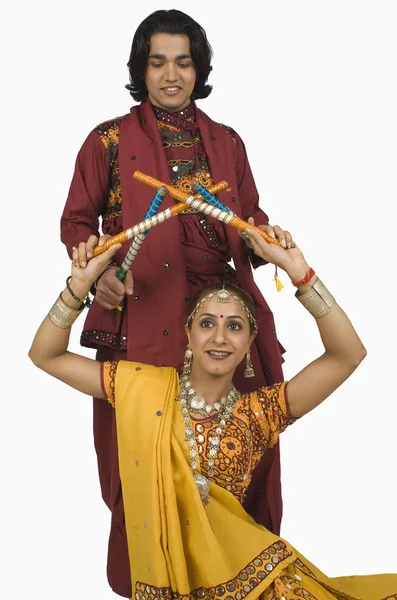 Casal realizando dandiya — Fotografia de Stock