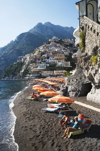 Tourists on the beach — Stock Photo, Image