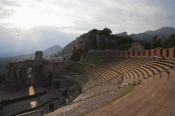 Turistas en el antiguo teatro griego — Foto de Stock