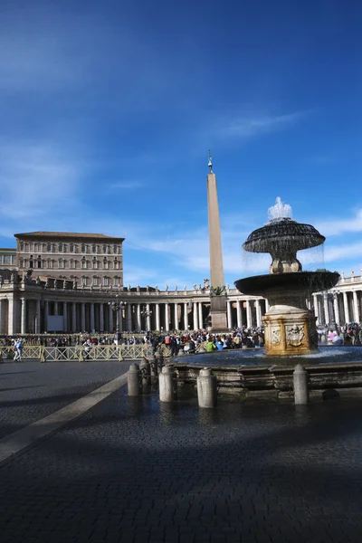 Fountain at St. Peters Square — Stock Photo, Image