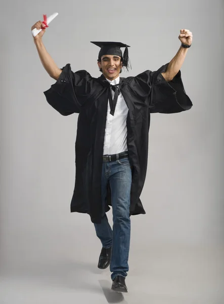 Männlicher Absolvent jubelt mit seinem Diplom — Stockfoto