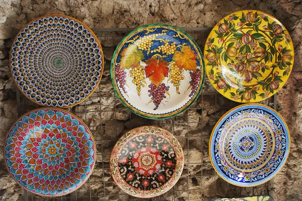 Decorative plates hanging at a market stall — Stock Photo, Image