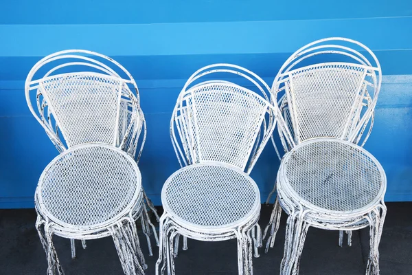 Białe krzesła metalowe — Zdjęcie stockowe