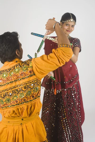 Pareja realizando dandiya —  Fotos de Stock