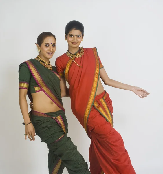 Duas mulheres dançando — Fotografia de Stock