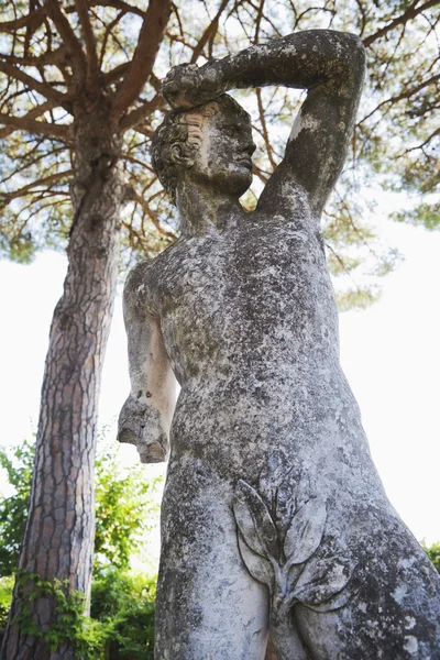 Nackte Statue in einem Garten — Stockfoto