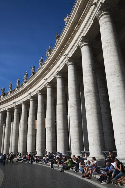 Touristes sur les marches près de Berninis Colonne — Photo