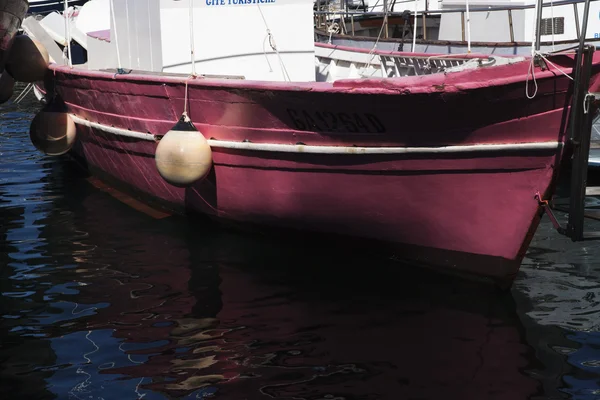 Лодка в гавани — стоковое фото