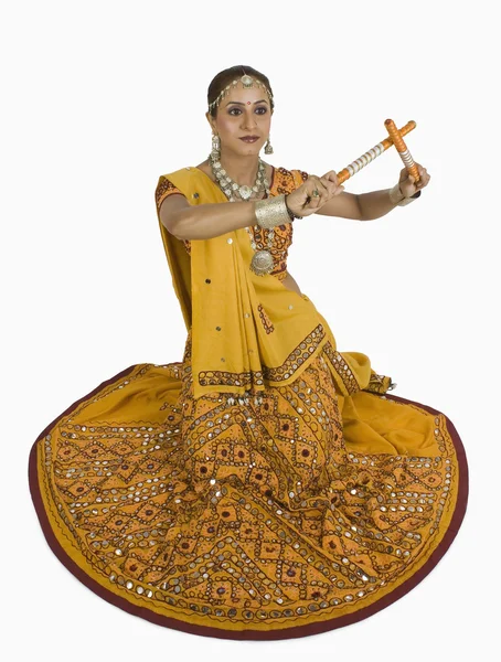 Kobieta wykonywania dandiya — Zdjęcie stockowe