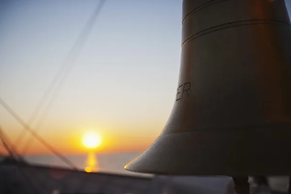 Glocke hängt in einem Clipper-Schiff — Stockfoto