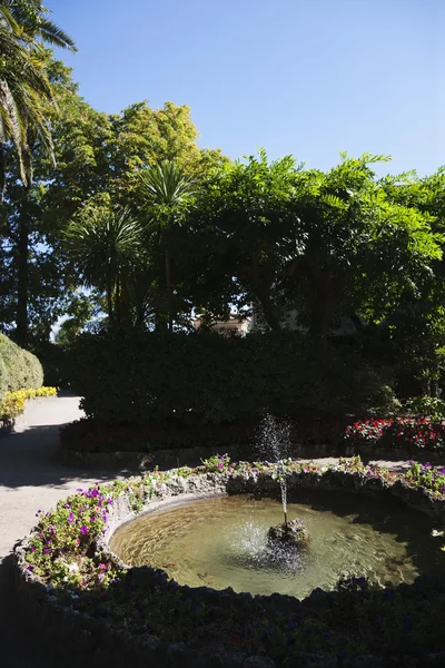 Fontana in un giardino — Foto Stock