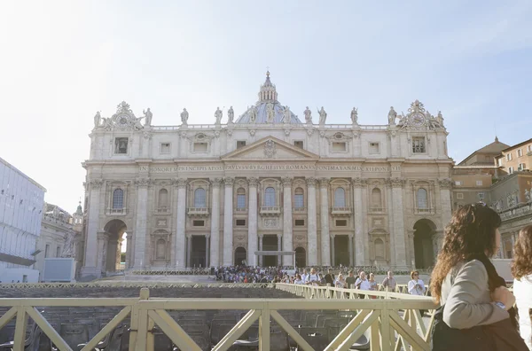 Туристы в базилике Святого Петра — стоковое фото