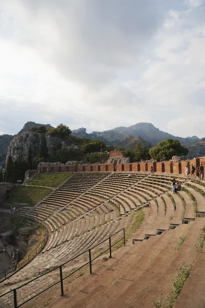 Touristes au théâtre grec antique — Photo