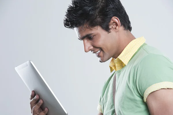 College student met behulp van een digitale tablet — Stockfoto