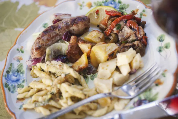 Comida servida en un plato —  Fotos de Stock