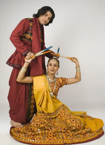 Casal realizando dandiya — Fotografia de Stock