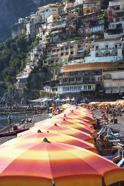 Tourists on the beach — Stock Photo, Image