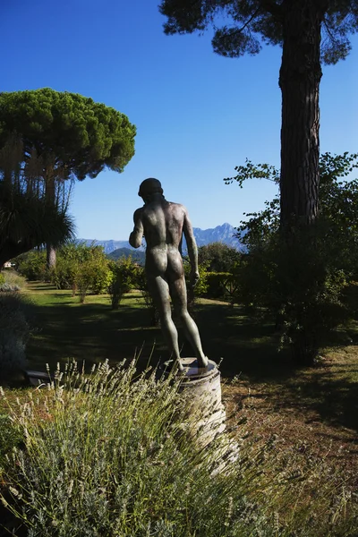 Nackte Statue in einem Garten — Stockfoto