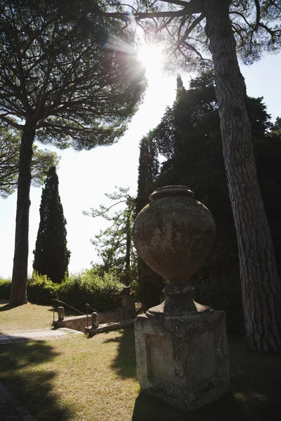 Scultura in un giardino — Foto Stock