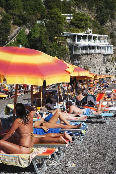 Toeristen op het strand — Stockfoto