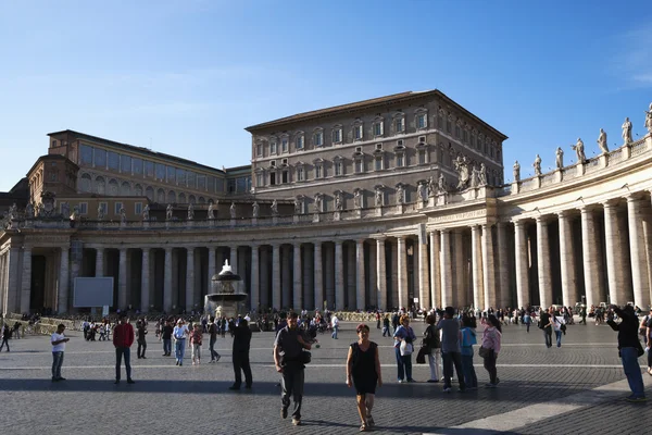 Tourists at St. Peters Square — Stock Photo, Image