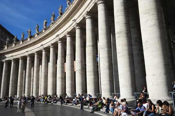 Tourists on steps near Berninis Column — Stock Photo, Image