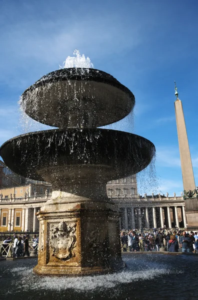 Fountain at St. Peters Square — Stock Photo, Image