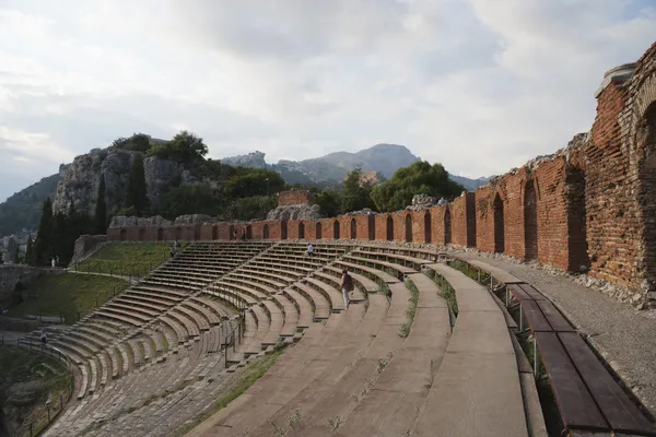 Antik Yunan tiyatro turist — Stok fotoğraf