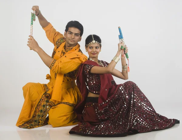 Casal realizando dandiya — Fotografia de Stock