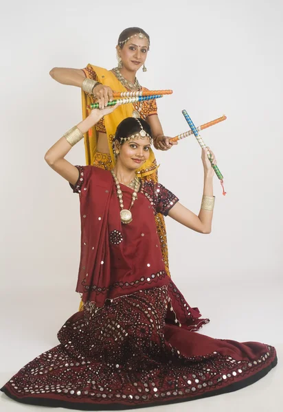 Duas mulheres realizando dandiya — Fotografia de Stock